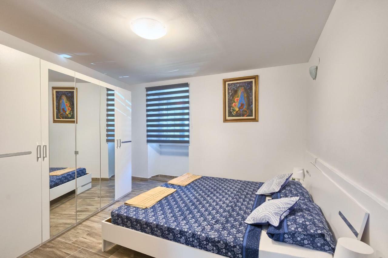 Old Town Apartments In City Center Pula Buitenkant foto